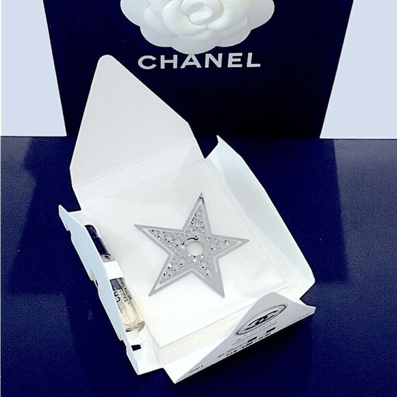 CHANEL COMETE LIMITED EDITION SAMPLE WITH BOOKMARK - Picture 2 of 5